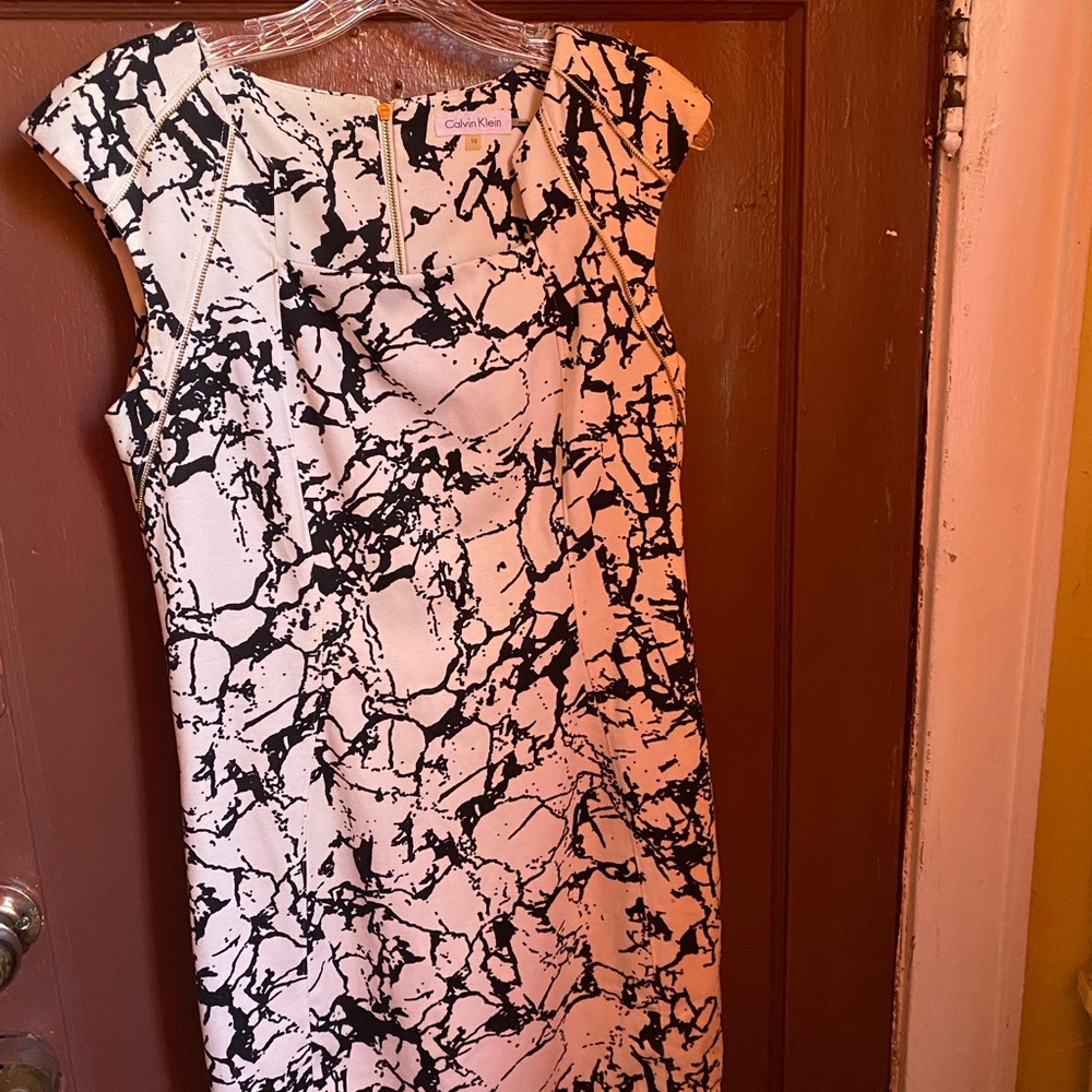 CALVIN KLEIN CREAM AND WHITE ZIPPER TILE DRESS - Picture 11 of 12